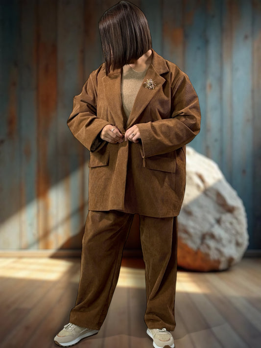 DIANA - VESTE CAMEL EN VELOURS AVEC SA BROCHE JUSQU'A LA TAILLE 52