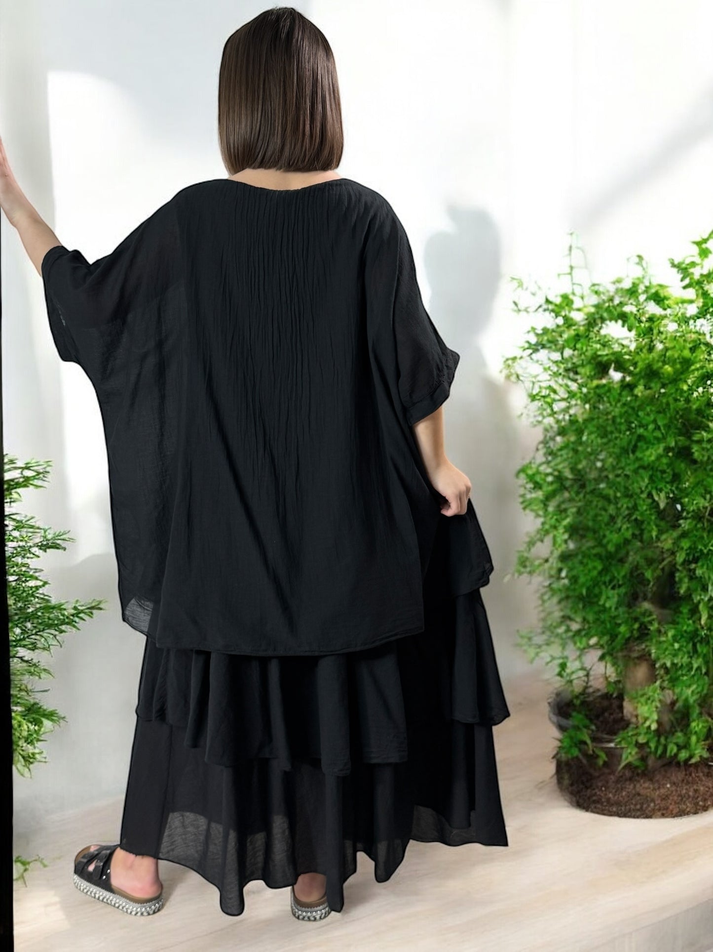 ADRIANA - ROBE NOIRE A VOLANT JUSQU'A LA TAILLE 50