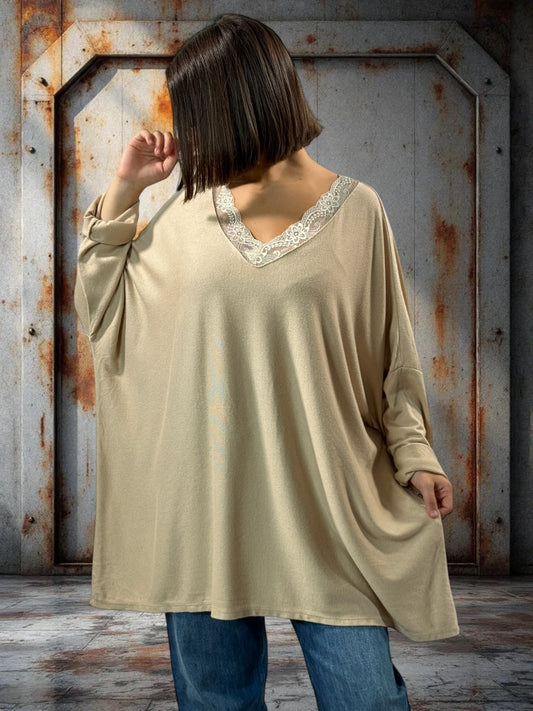 TIPHAINE - PULL BEIGE EN MAILLE BORDE DE DENTELLE JUSQU'A LA TAILLE 56