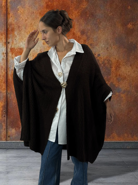 BELINDA - GILET OVERSIZE MARRON AVEC SA BROCHE JUSQU'A LA TAILLE 60