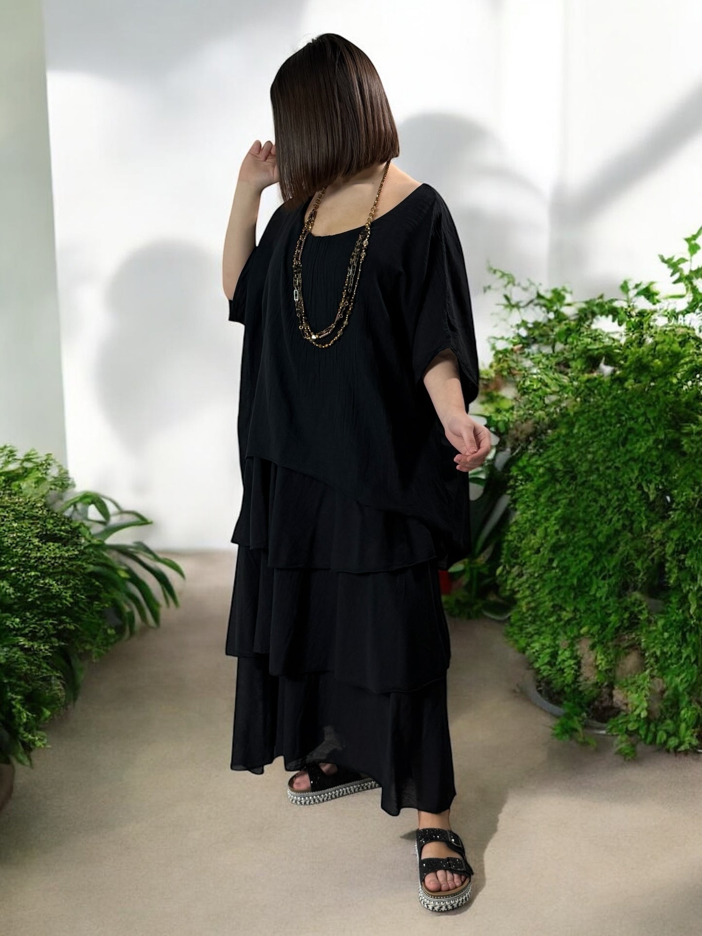 ADRIANA - ROBE NOIRE A VOLANT JUSQU'A LA TAILLE 50