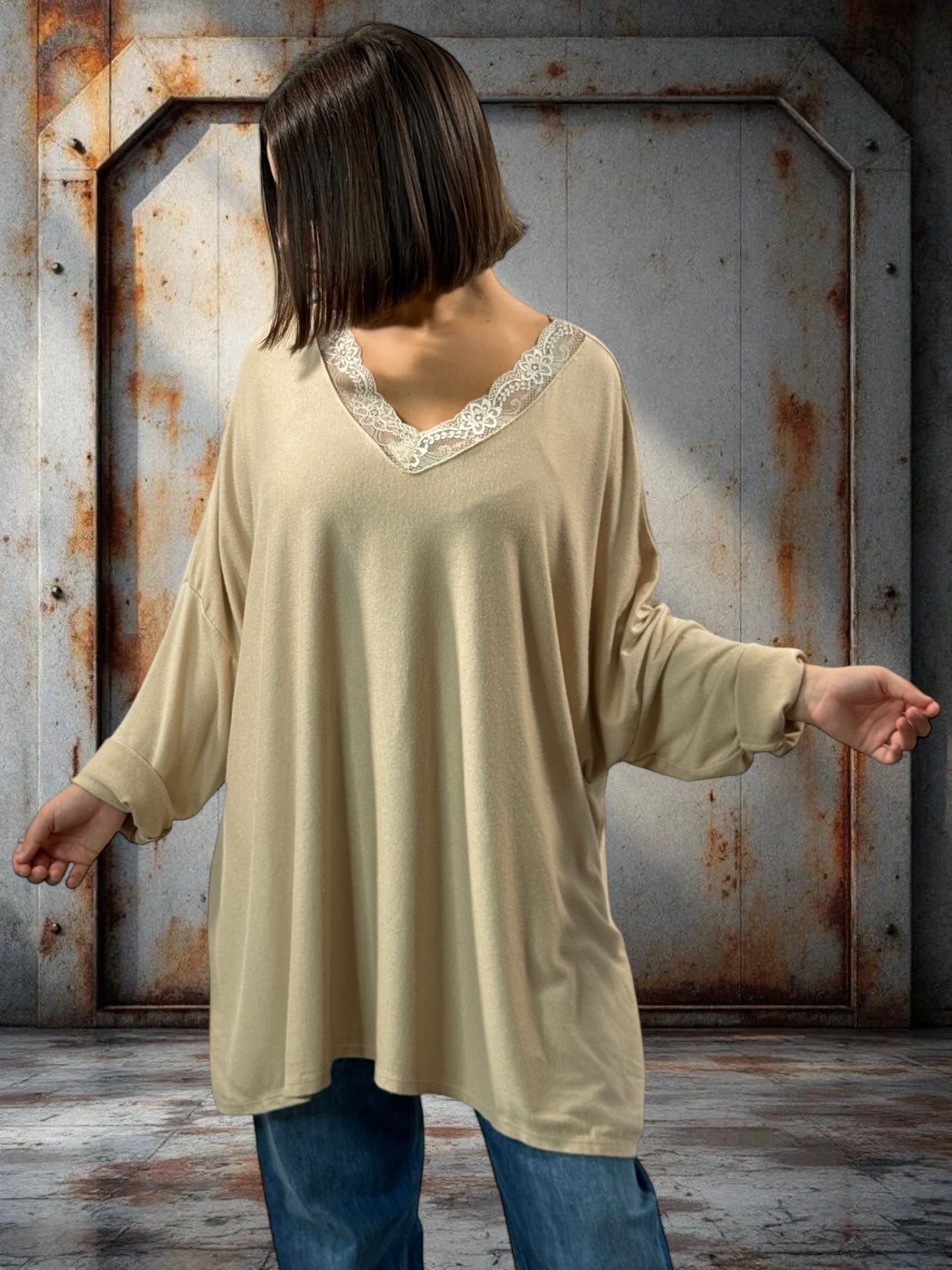 TIPHAINE - PULL BEIGE EN MAILLE BORDE DE DENTELLE JUSQU'A LA TAILLE 56