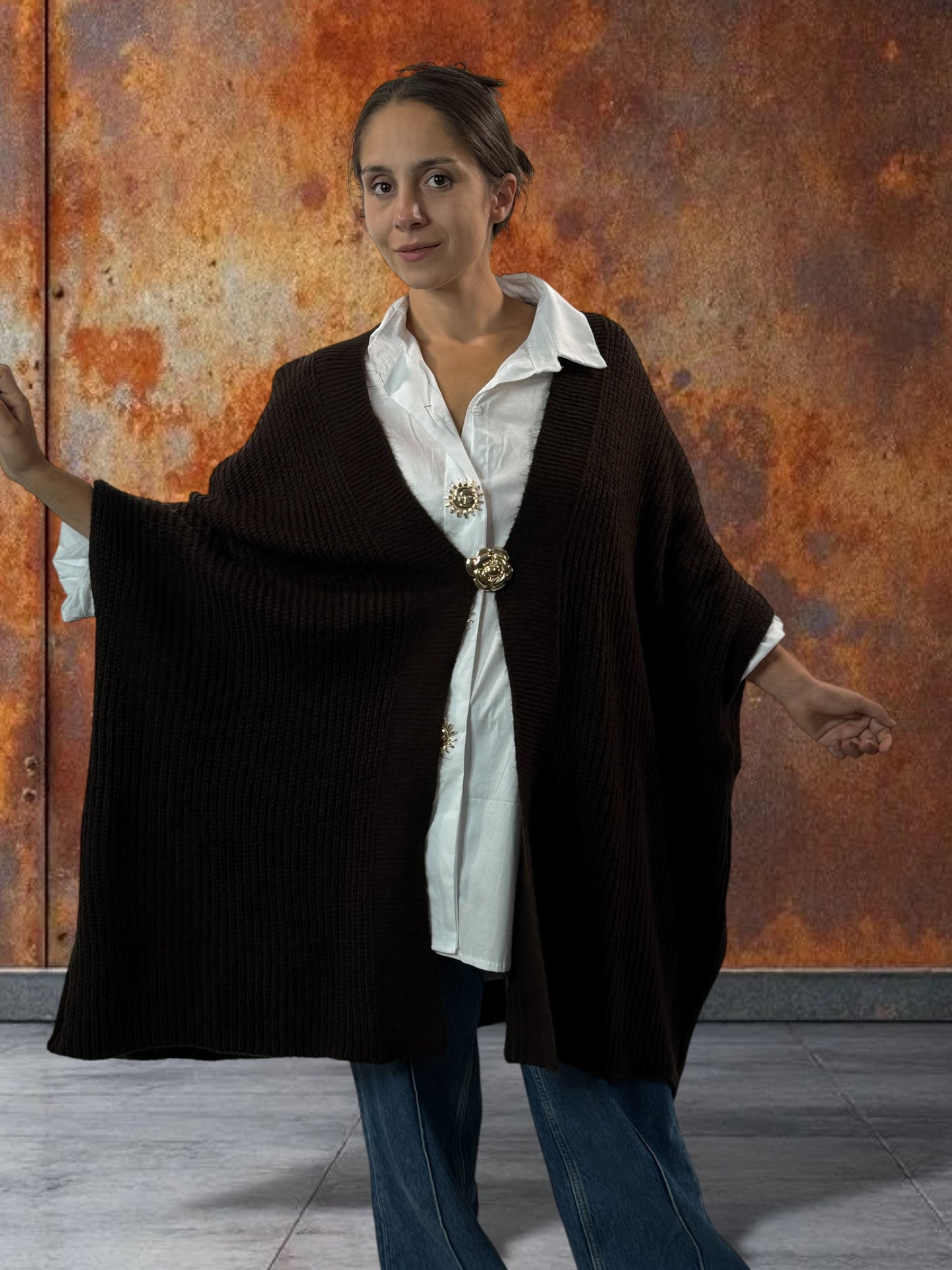 BELINDA - GILET OVERSIZE MARRON AVEC SA BROCHE JUSQU'A LA TAILLE 60