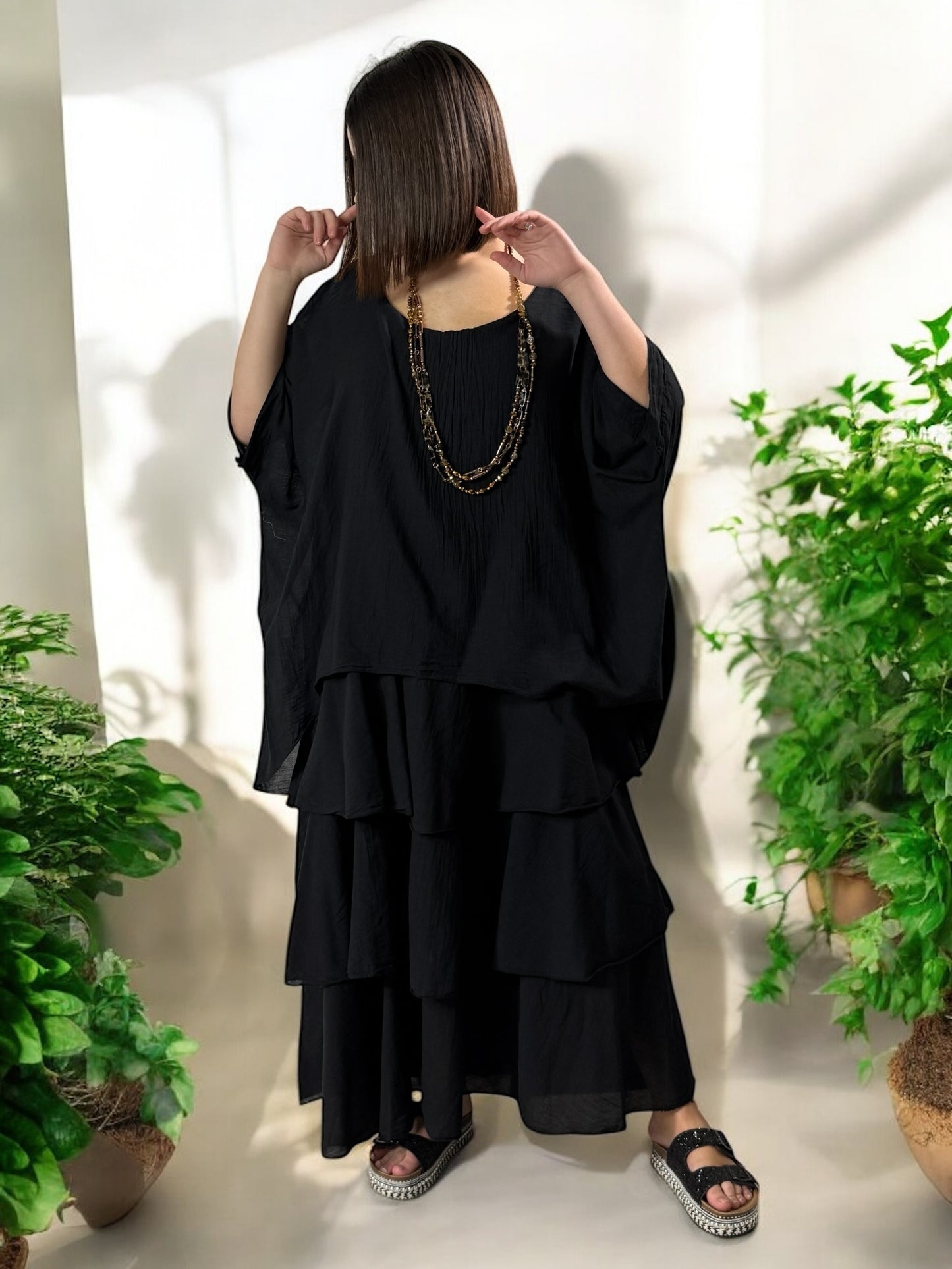 ADRIANA - ROBE NOIRE A VOLANT JUSQU'A LA TAILLE 50