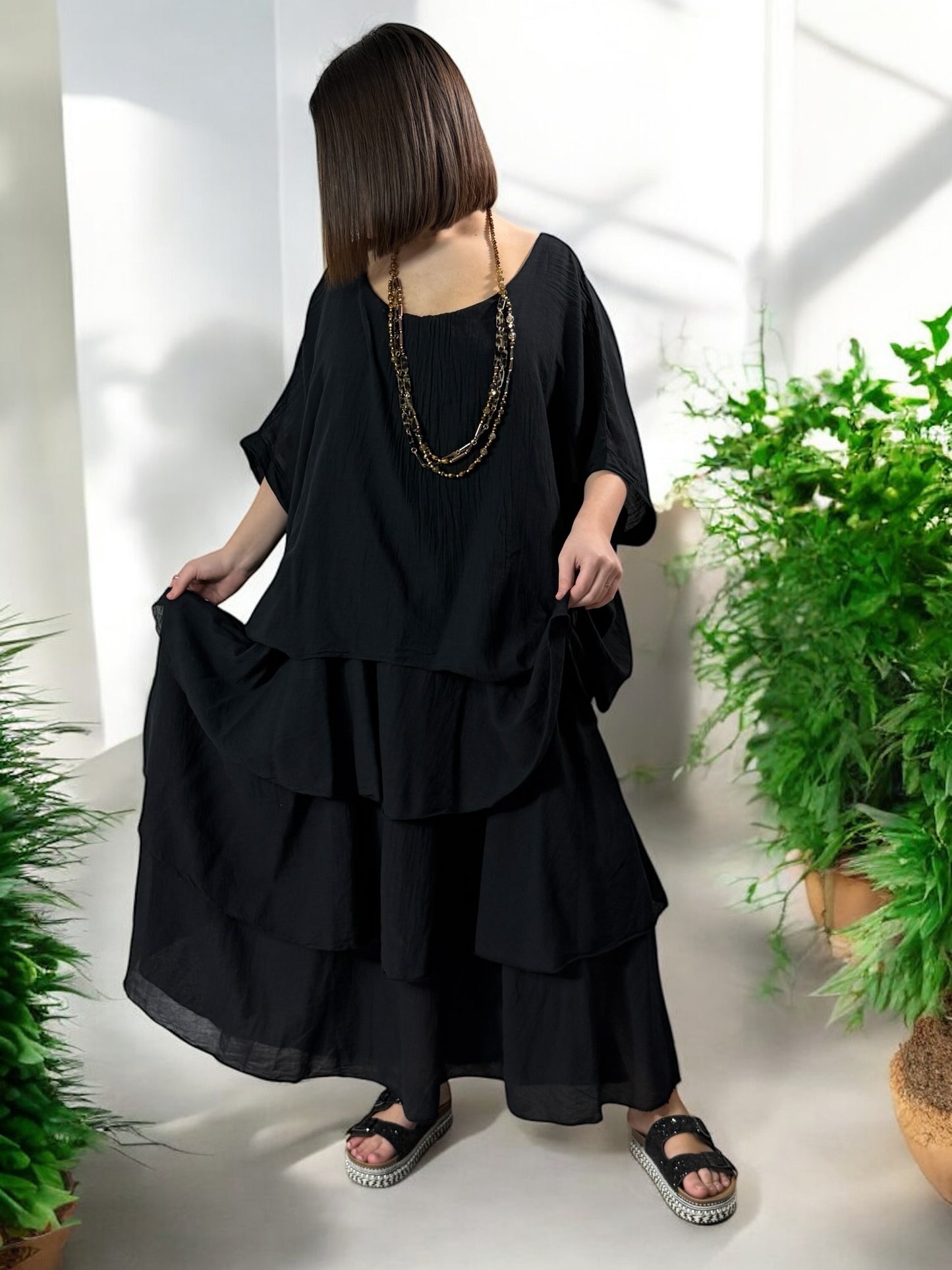 ADRIANA - ROBE NOIRE A VOLANT JUSQU'A LA TAILLE 50