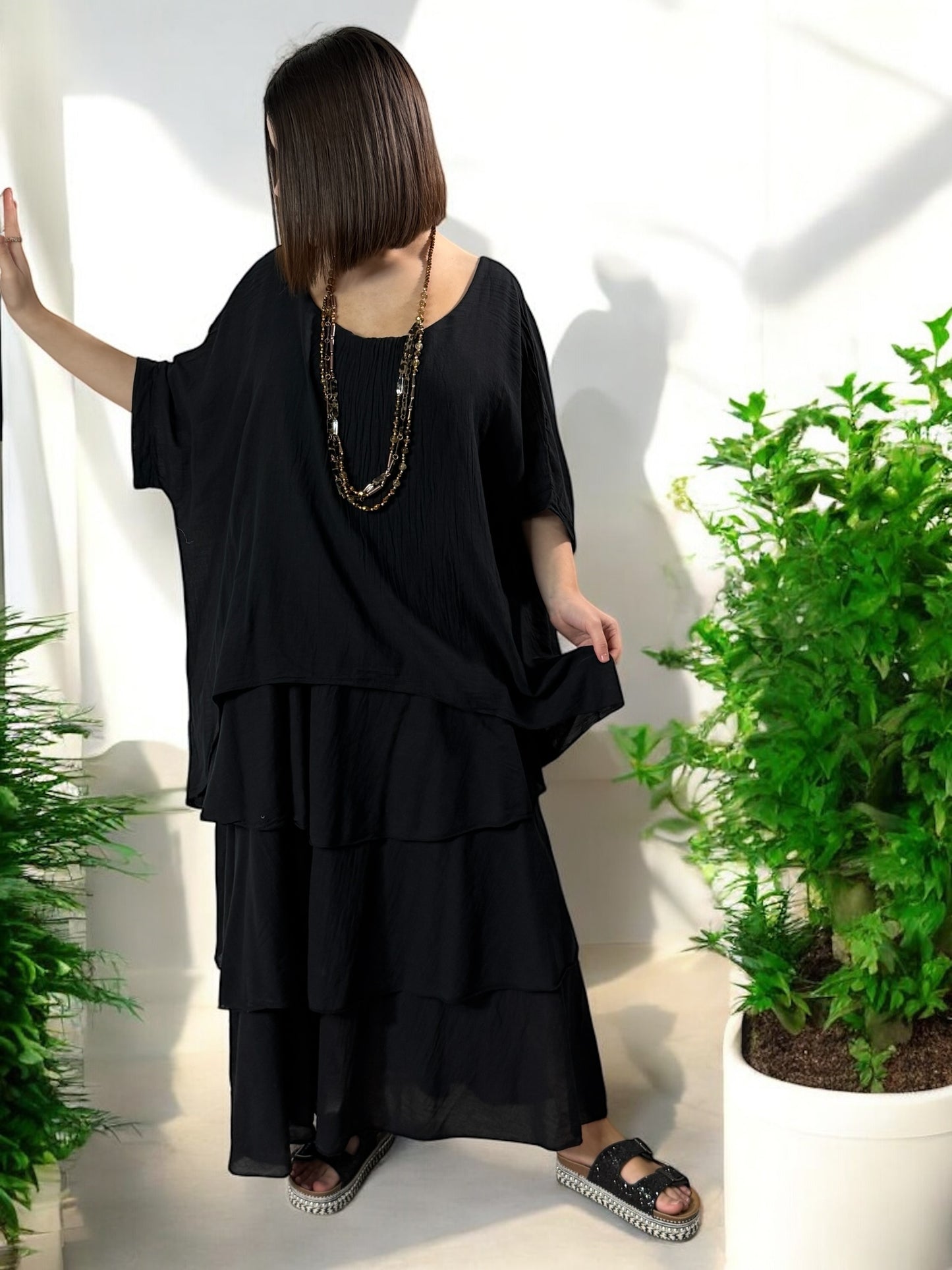 ADRIANA - ROBE NOIRE A VOLANT JUSQU'A LA TAILLE 50