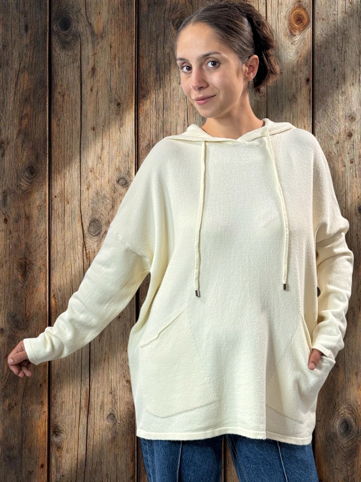 ANDREA - PULL BLANC CASSE 2 POCHES AVEC CAPUCHE JUSQU'A LA TAILLE 52