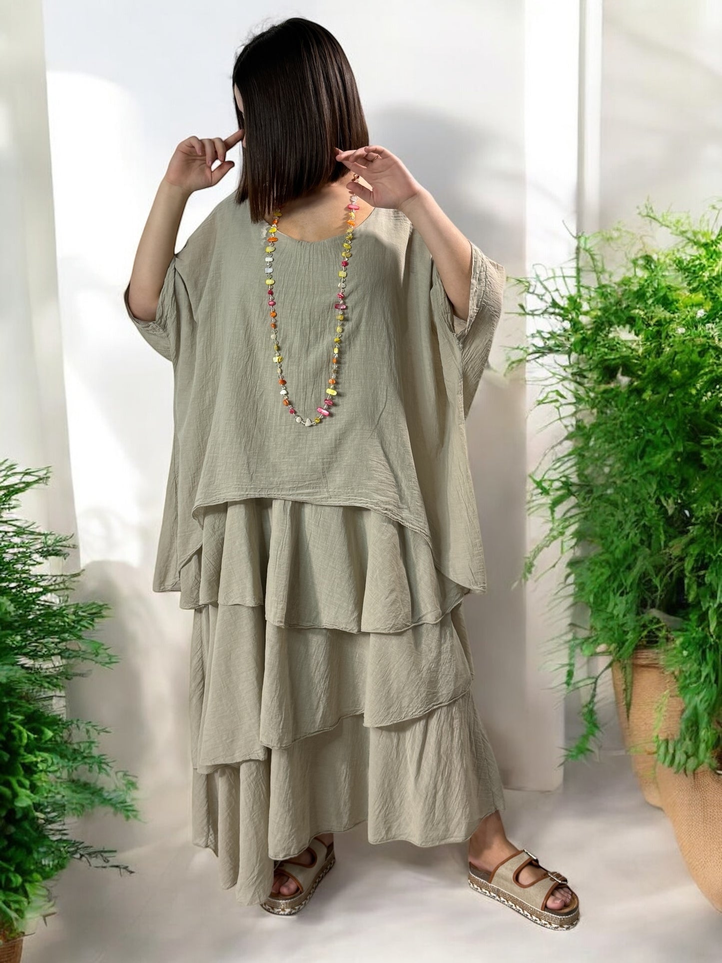 ADRIANA - ROBE BEIGE A VOLANT JUSQU'A LA TAILLE 50