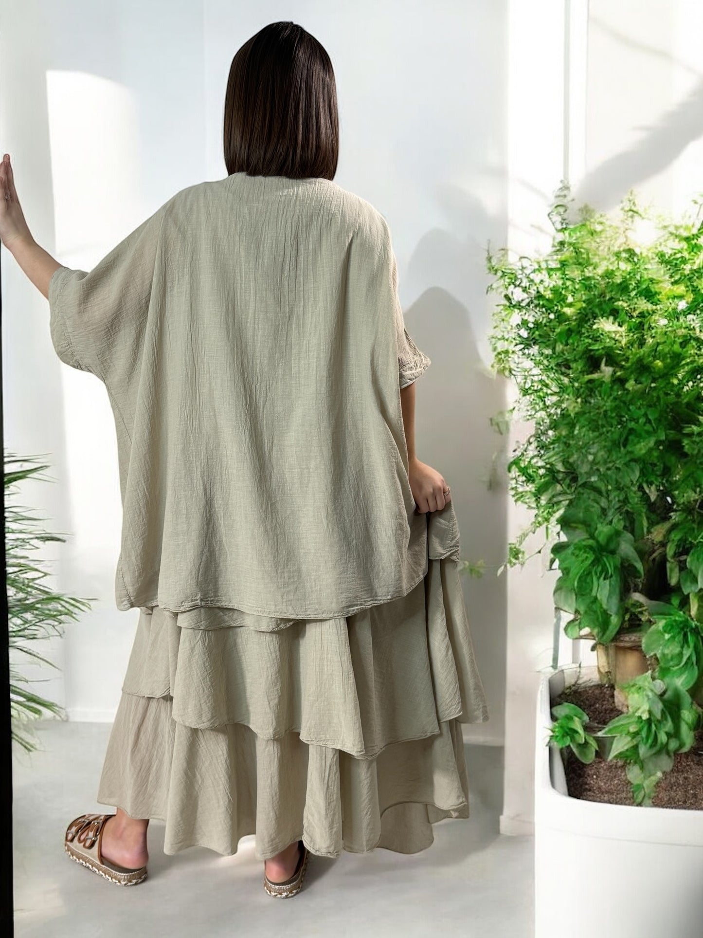 ADRIANA - ROBE BEIGE A VOLANT JUSQU'A LA TAILLE 50