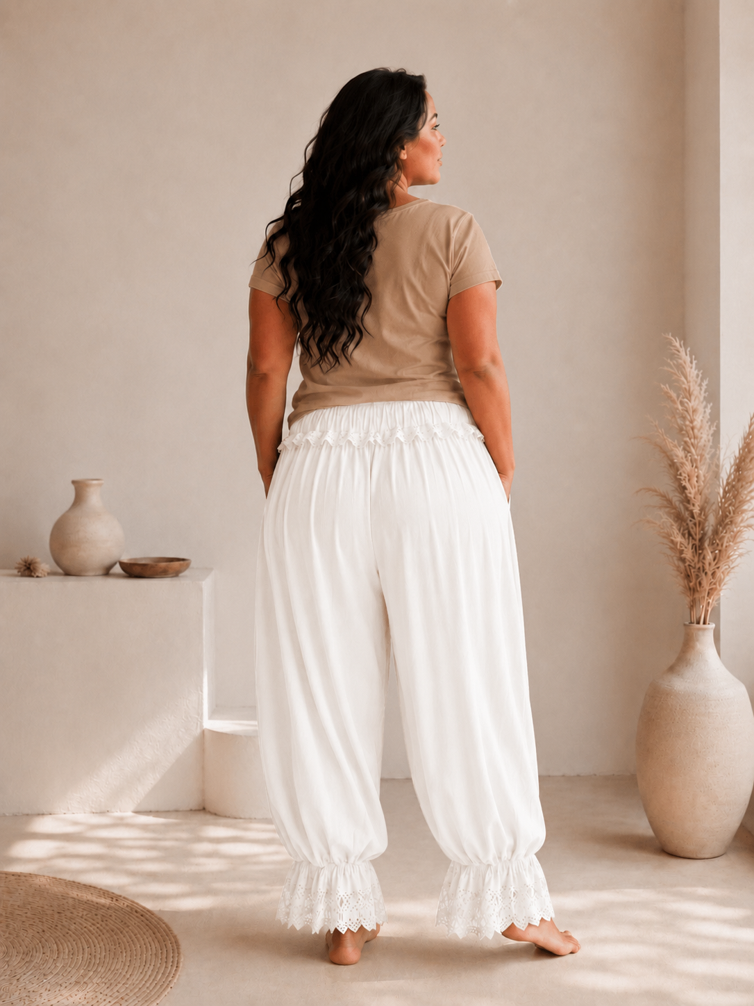 LILIO - PANTALON BLANC AVEC VOLANT EN DENTELLE TAILLE 46/48 À 54