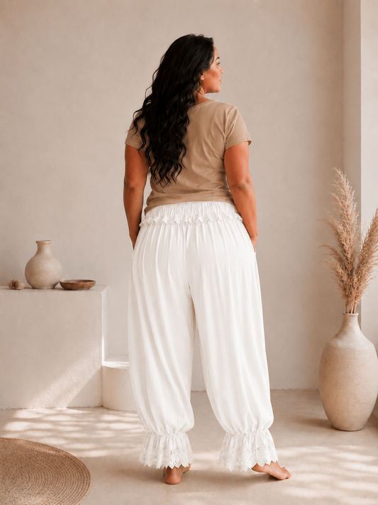 LILIO - PANTALON BLANC AVEC VOLANT EN DENTELLE TAILLE 46/48 À 54