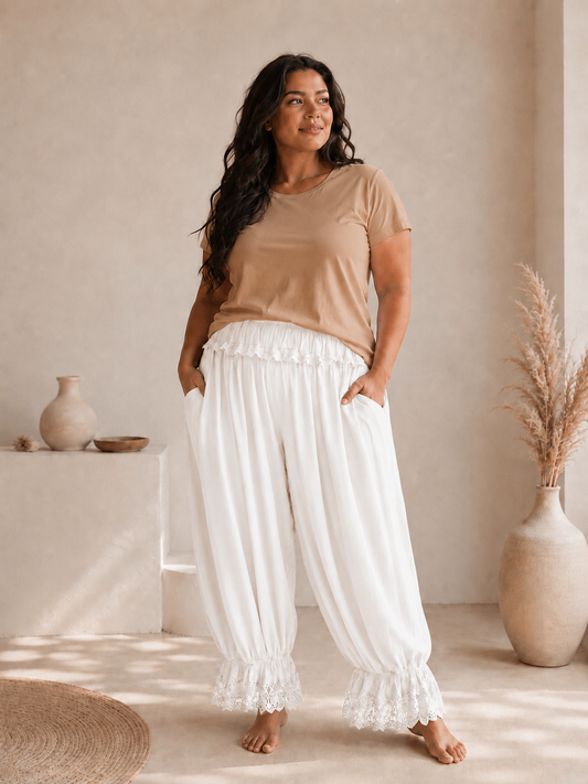 LILIO - PANTALON BLANC AVEC VOLANT EN DENTELLE TAILLE 46/48 À 54