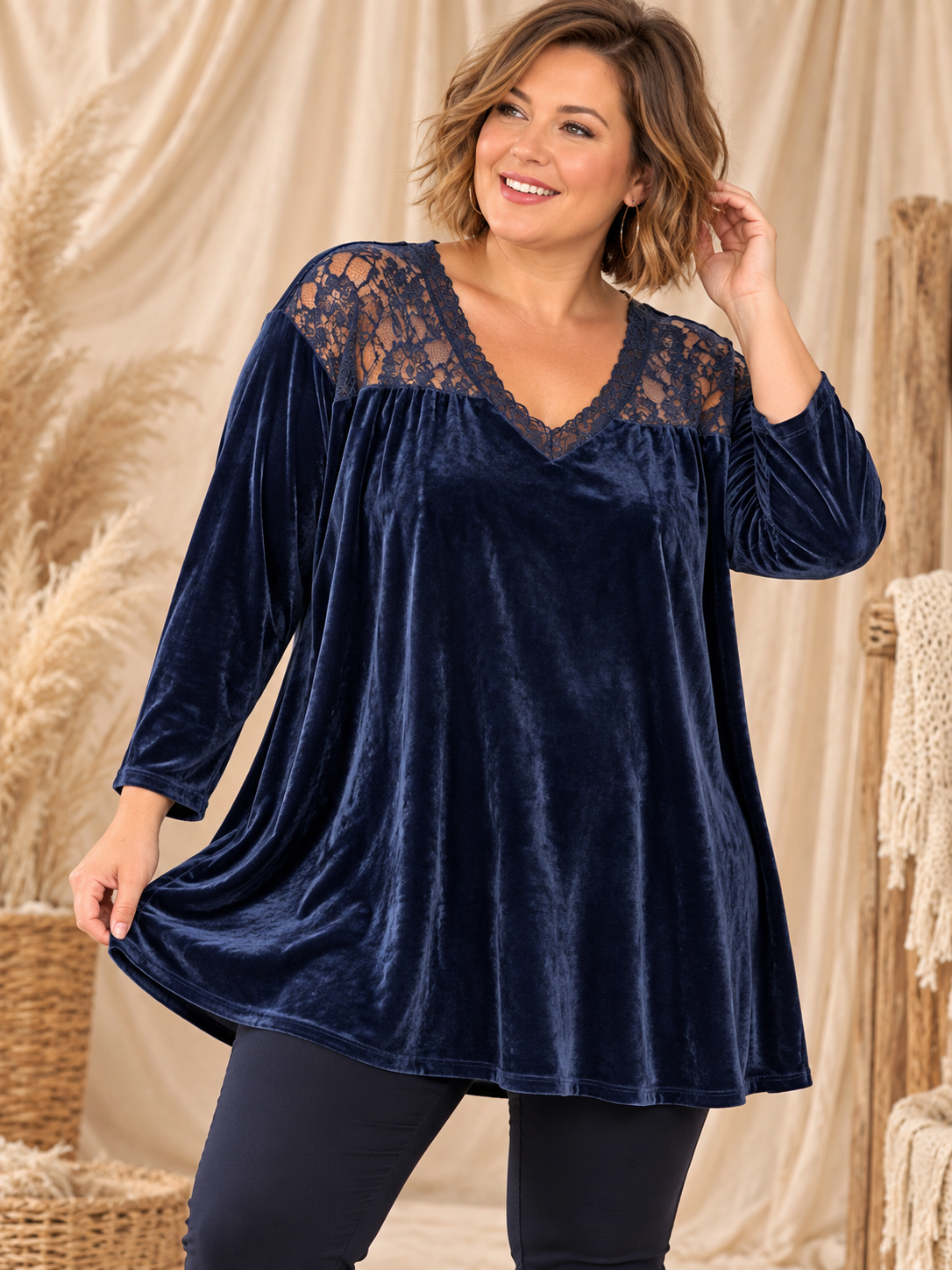 OLIVIA - TUNIQUE MARINE EN VELOURS FLUIDE AVEC DENTELLE JUSQU'A LA TAILLE 56