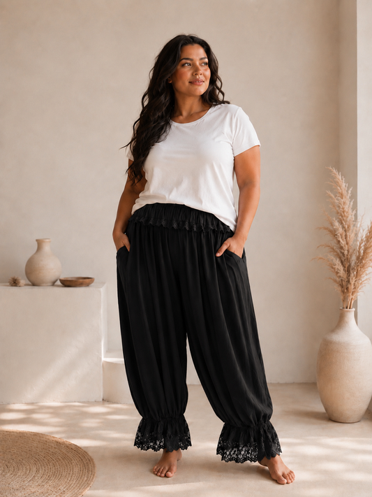 LILIO - PANTALON NOIR AVEC VOLANT EN DENTELLE TAILLE 46/48 À 54