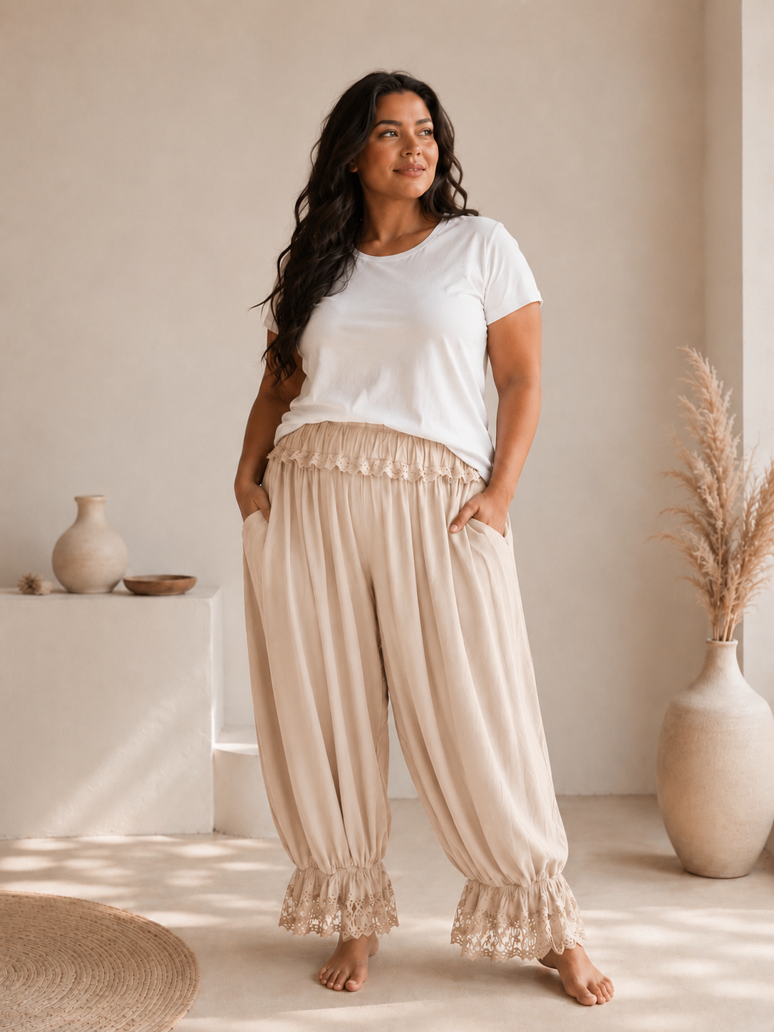 LILIO - PANTALON BEIGE AVEC VOLANT EN DENTELLE TAILLE 46/48 À 54