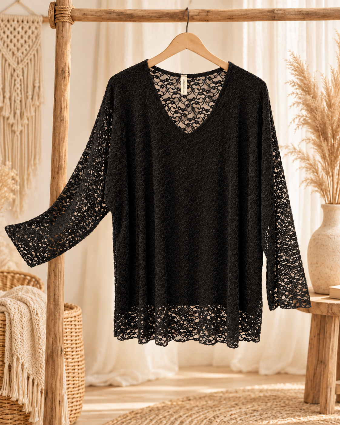 DELPHINE - TOP EN DENTELLE NOIR TAILLE 48 A 56