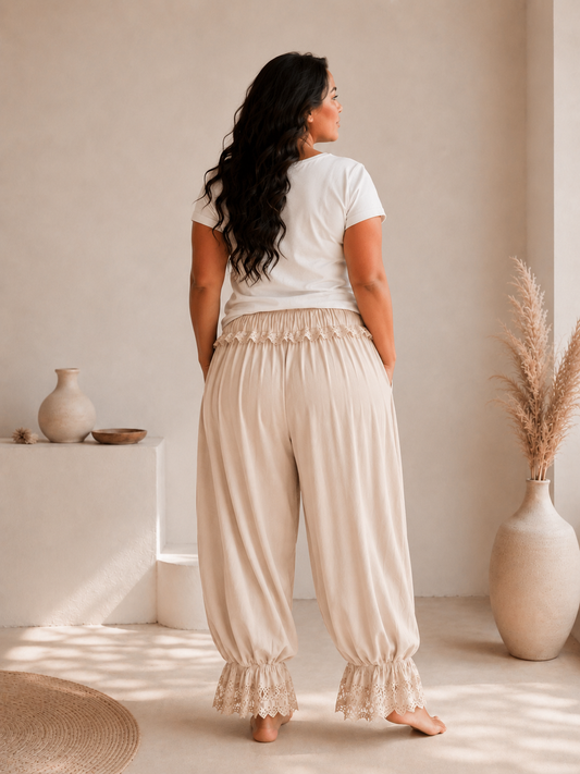 LILIO - PANTALON BEIGE AVEC VOLANT EN DENTELLE TAILLE 46/48 À 54