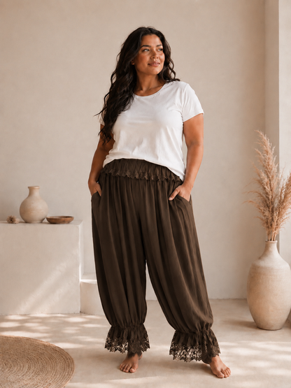 LILIO - PANTALON MARRON AVEC VOLANT EN DENTELLE TAILLE 46/48 À 54