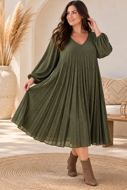ELSA - ROBE KAKI PLISSEE AVEC STRASS JUSQU'A LA TAILLE 56