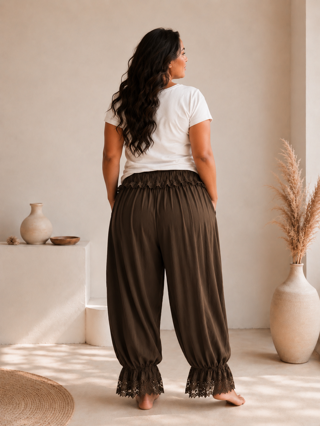 LILIO - PANTALON MARRON AVEC VOLANT EN DENTELLE TAILLE 46/48 À 54