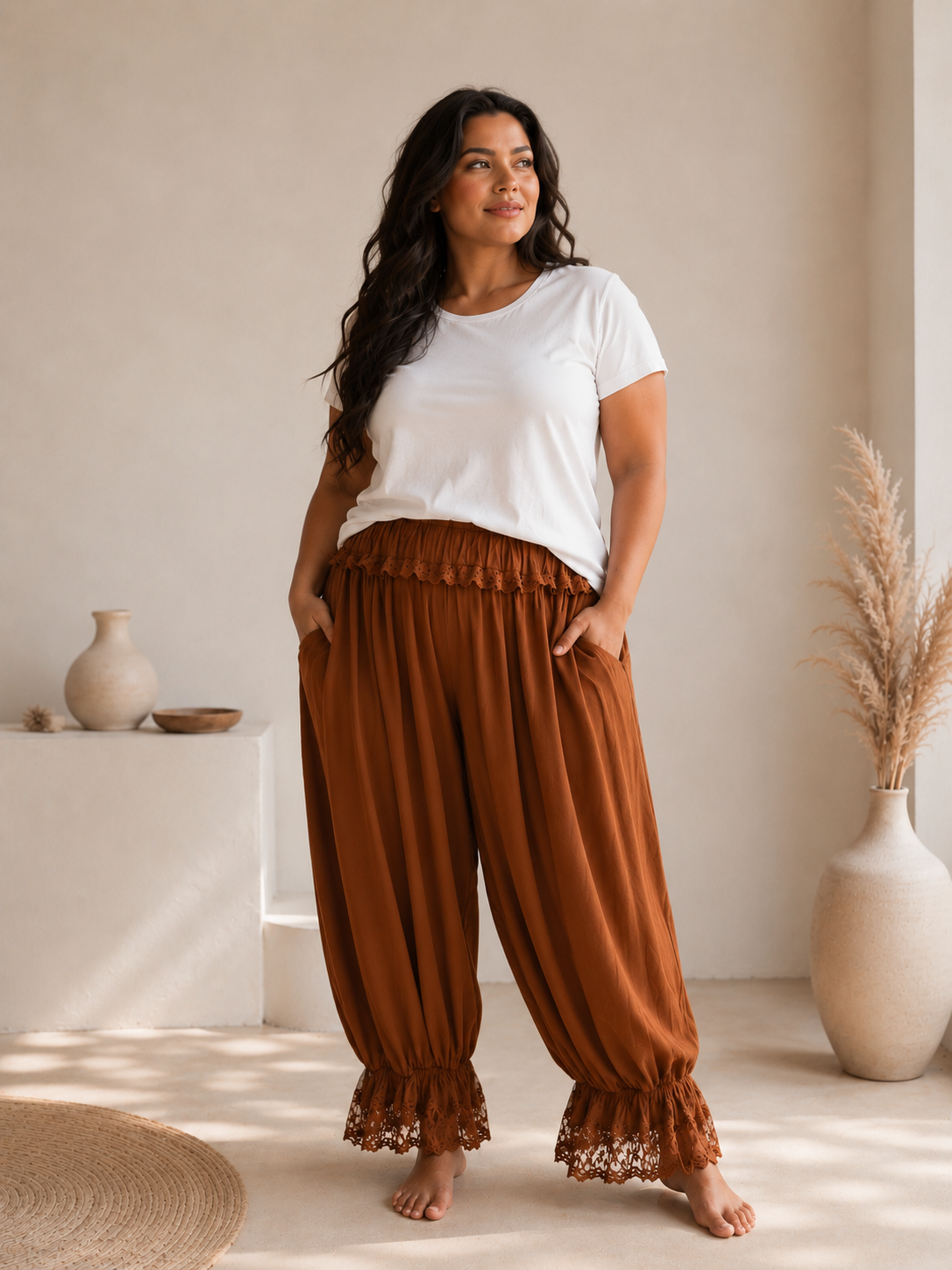 LILIO - PANTALON TERRACOTTA AVEC VOLANT EN DENTELLE TAILLE 46/48 À 54