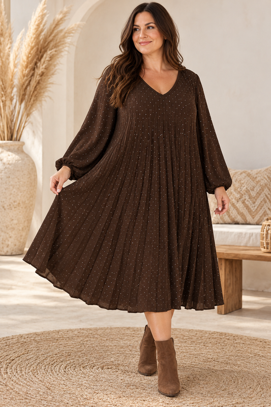 ELSA - ROBE MARRON PLISSEE AVEC STRASS JUSQU'A LA TAILLE 56