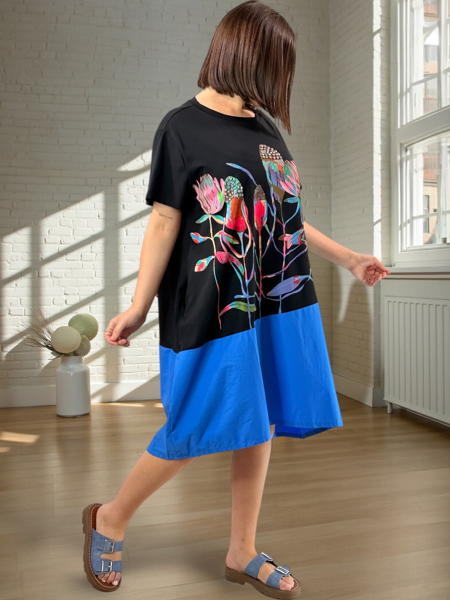 LEONIE - ROBE NOIRE A MOTIF JUSQU'A LA TAILLE 48