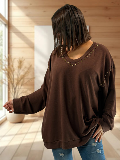 CAMERON - TOP MARRON EN MAILLE AVEC CLOUS JUSQU'A LA TAILLE 54