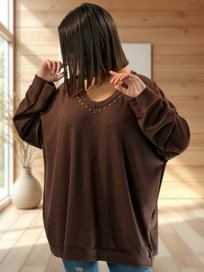 CAMERON - TOP MARRON EN MAILLE AVEC CLOUS JUSQU'A LA TAILLE 54