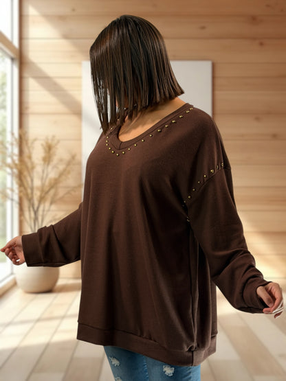 CAMERON - TOP MARRON EN MAILLE AVEC CLOUS JUSQU'A LA TAILLE 54