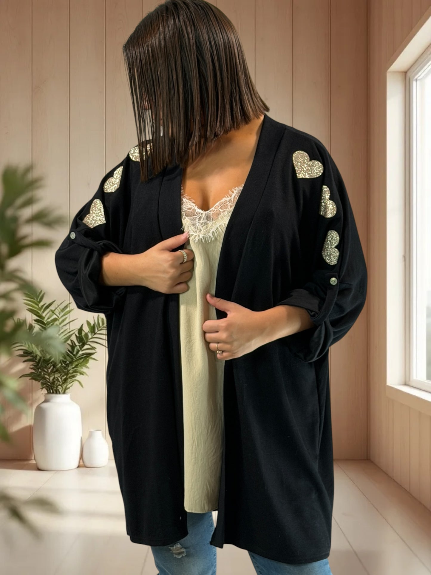 RITA - GILET OVERSIZE NOIR AVEC COEURS DORES JUSQU'A LA TAILLE 56
