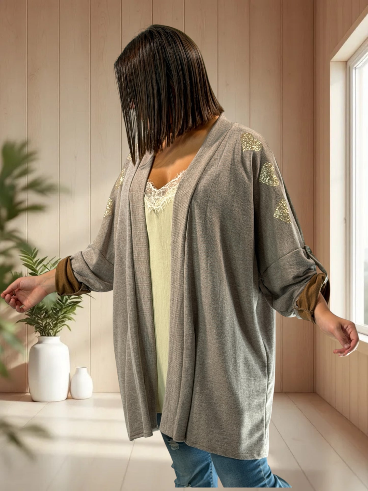 RITA - GILET OVERSIZE BEIGE AVEC COEURS DORES JUSQU'A LA TAILLE 56