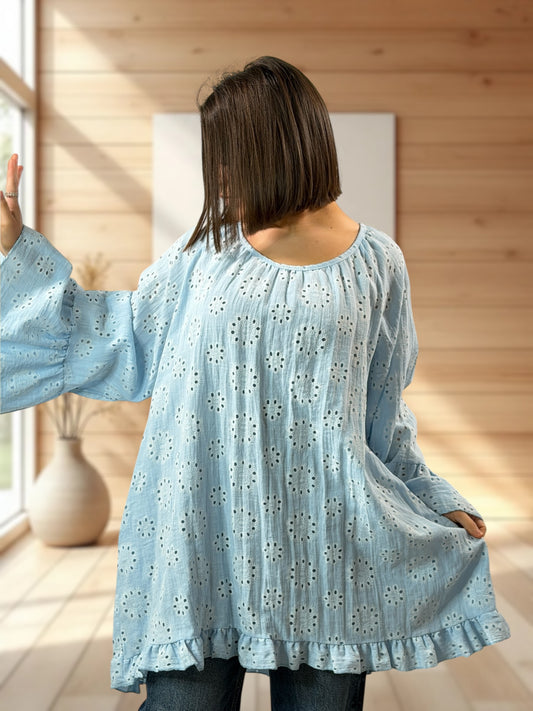 PENELOPE  - TUNIQUE BLEUE EN BRODERIE ANGLAISE JUSQU'A LA TAILLE 56