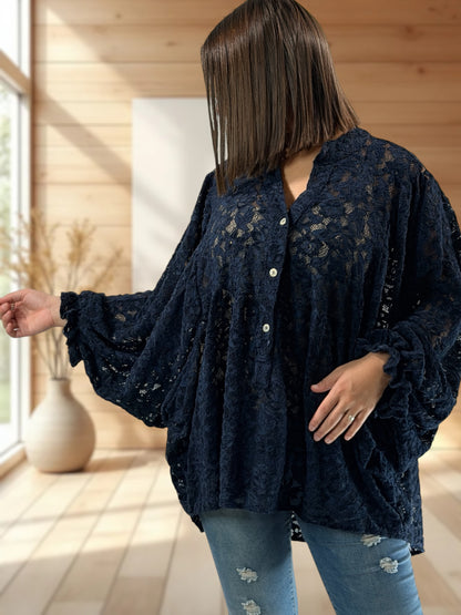 MIRELLA - BLOUSE MARINE EN DENTELLE JUSQU'A LA TAILLE 52/54