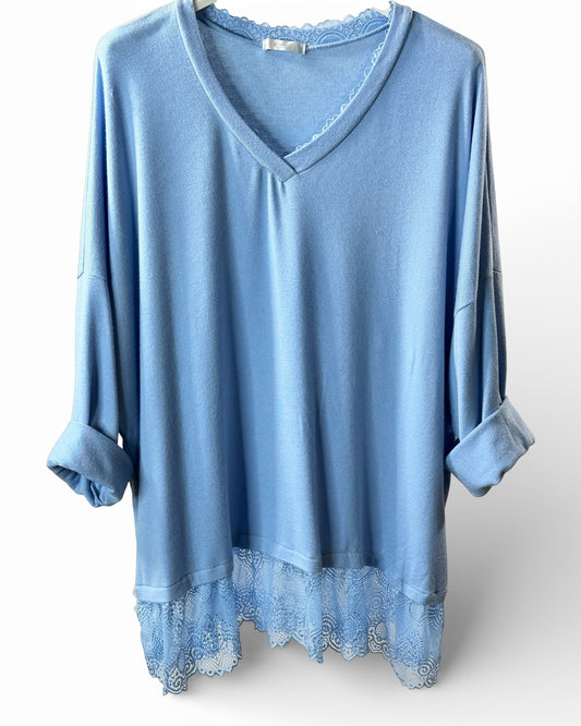 ELISA - PULL BLEU CIEL EN MAILLE FLUIDE BORDE DE DENTELLE JUSQU'A LA TAILLE 54