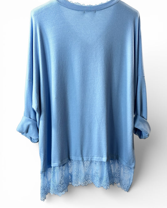 ELISA - PULL BLEU CIEL EN MAILLE FLUIDE BORDE DE DENTELLE JUSQU'A LA TAILLE 54