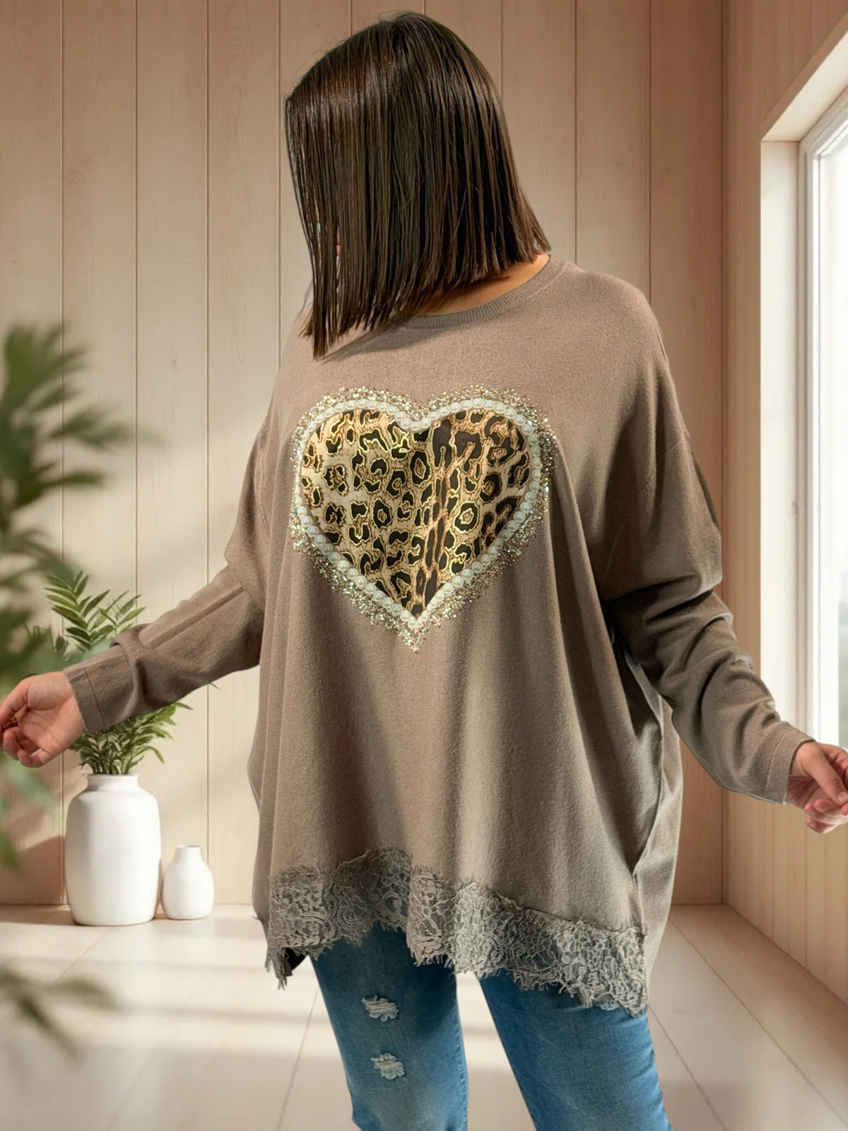 EVITA - PULL TAUPE EN MAILLE AVEC COEUR LEOPARD JUSQU'A LA TAILLE 54