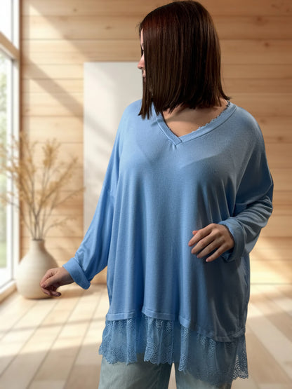 ELISA - PULL BLEU CIEL EN MAILLE FLUIDE BORDE DE DENTELLE JUSQU'A LA TAILLE 54