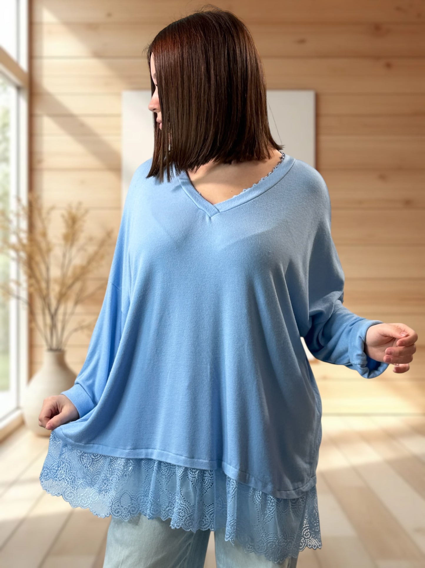 ELISA - PULL BLEU CIEL EN MAILLE FLUIDE BORDE DE DENTELLE JUSQU'A LA TAILLE 54