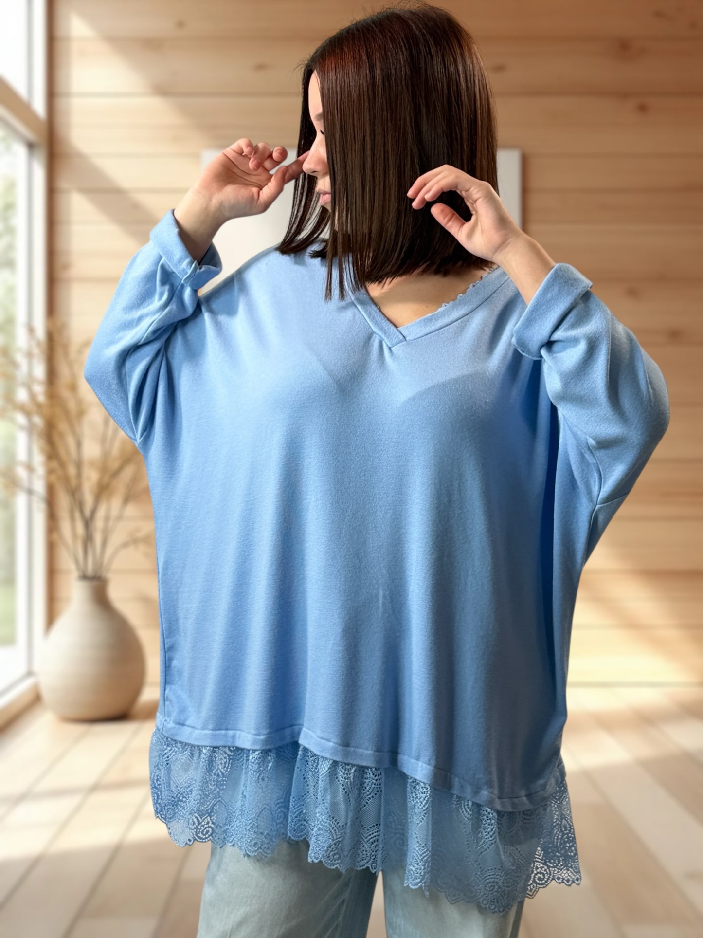 ELISA - PULL BLEU CIEL EN MAILLE FLUIDE BORDE DE DENTELLE JUSQU'A LA TAILLE 54