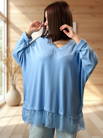 ELISA - PULL BLEU CIEL EN MAILLE FLUIDE BORDE DE DENTELLE JUSQU'A LA TAILLE 54
