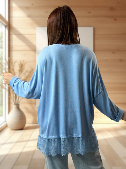 ELISA - PULL BLEU CIEL EN MAILLE FLUIDE BORDE DE DENTELLE JUSQU'A LA TAILLE 54