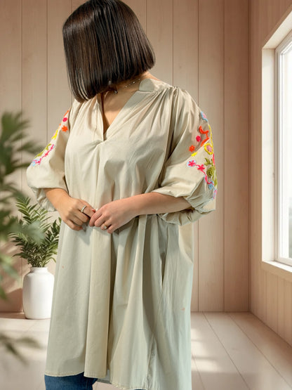 MADO - TUNIQUE BEIGE OVERSIZE MANCHES BRODEES JUSQU'A LA TAILLE 56
