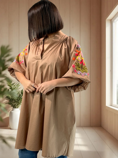 MADO - TUNIQUE CAMEL OVERSIZE MANCHES BRODEES JUSQU'A LA TAILLE 56