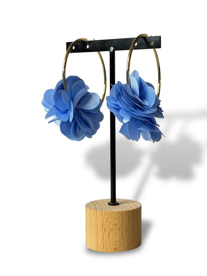LOLITA - BOUCLES D'OREILLES CREOLES AVEC FLEUR BLEUE