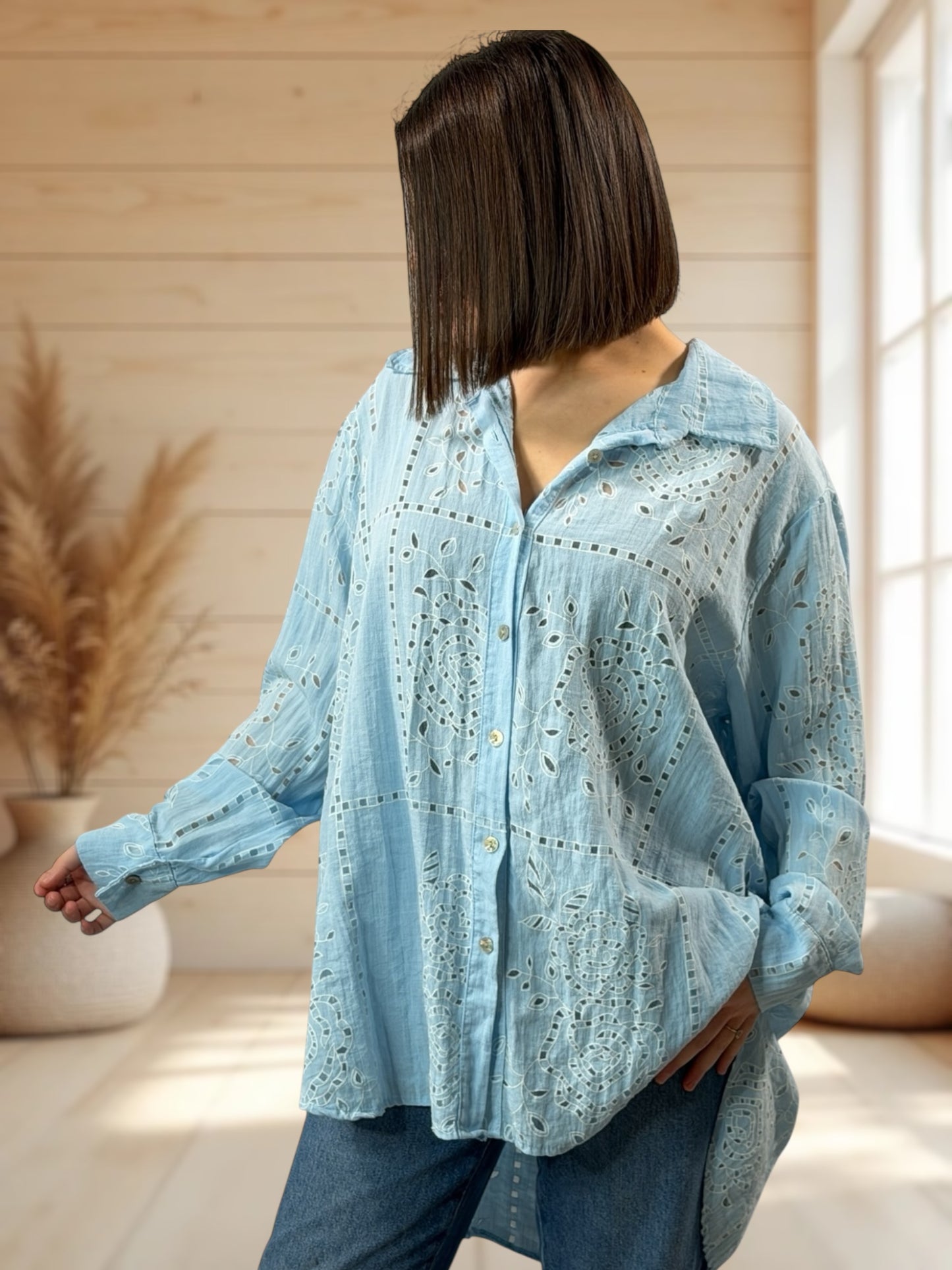 MARBELLA - CHEMISE OVERSIZE EN BRODERIE ANGLAISE BLEUE JUSQU'A LA TAILLE 52