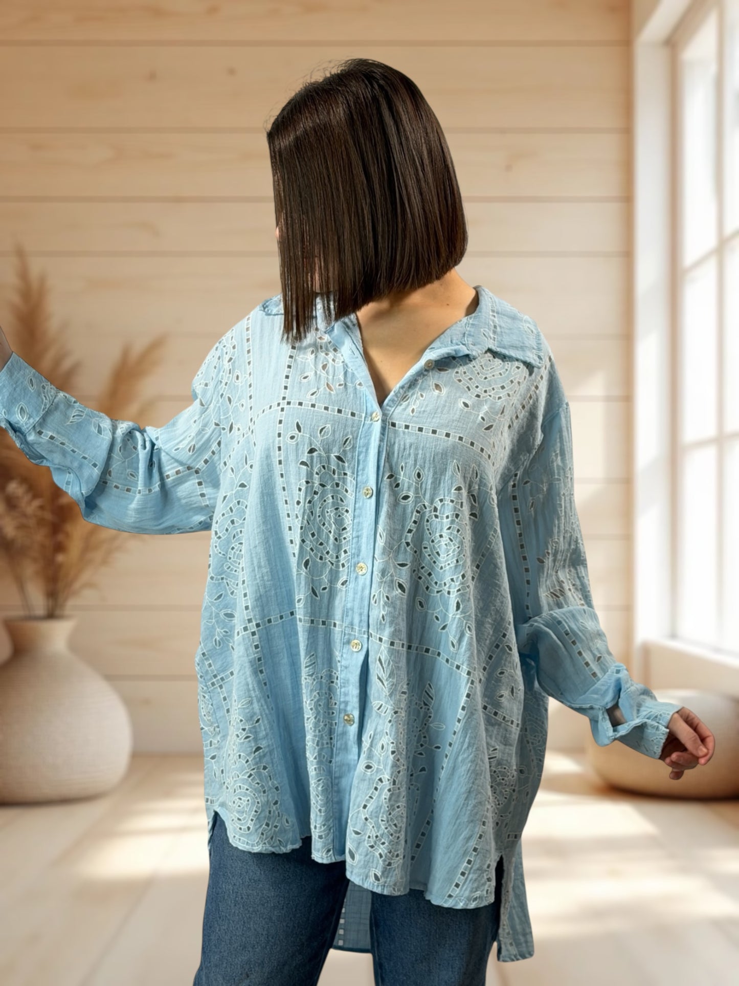 MARBELLA - CHEMISE OVERSIZE EN BRODERIE ANGLAISE BLEUE JUSQU'A LA TAILLE 52