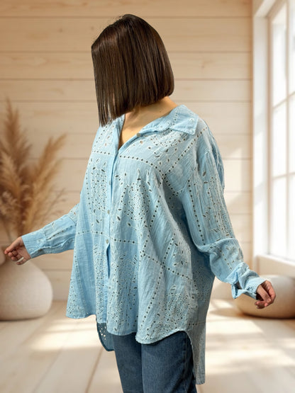 MARBELLA - CHEMISE OVERSIZE EN BRODERIE ANGLAISE BLEUE JUSQU'A LA TAILLE 52