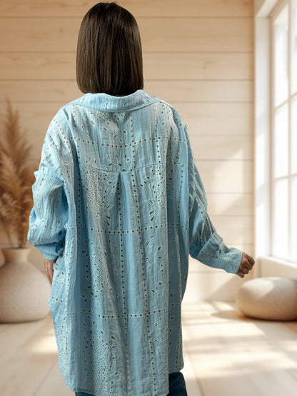 MARBELLA - CHEMISE OVERSIZE EN BRODERIE ANGLAISE BLEUE JUSQU'A LA TAILLE 52