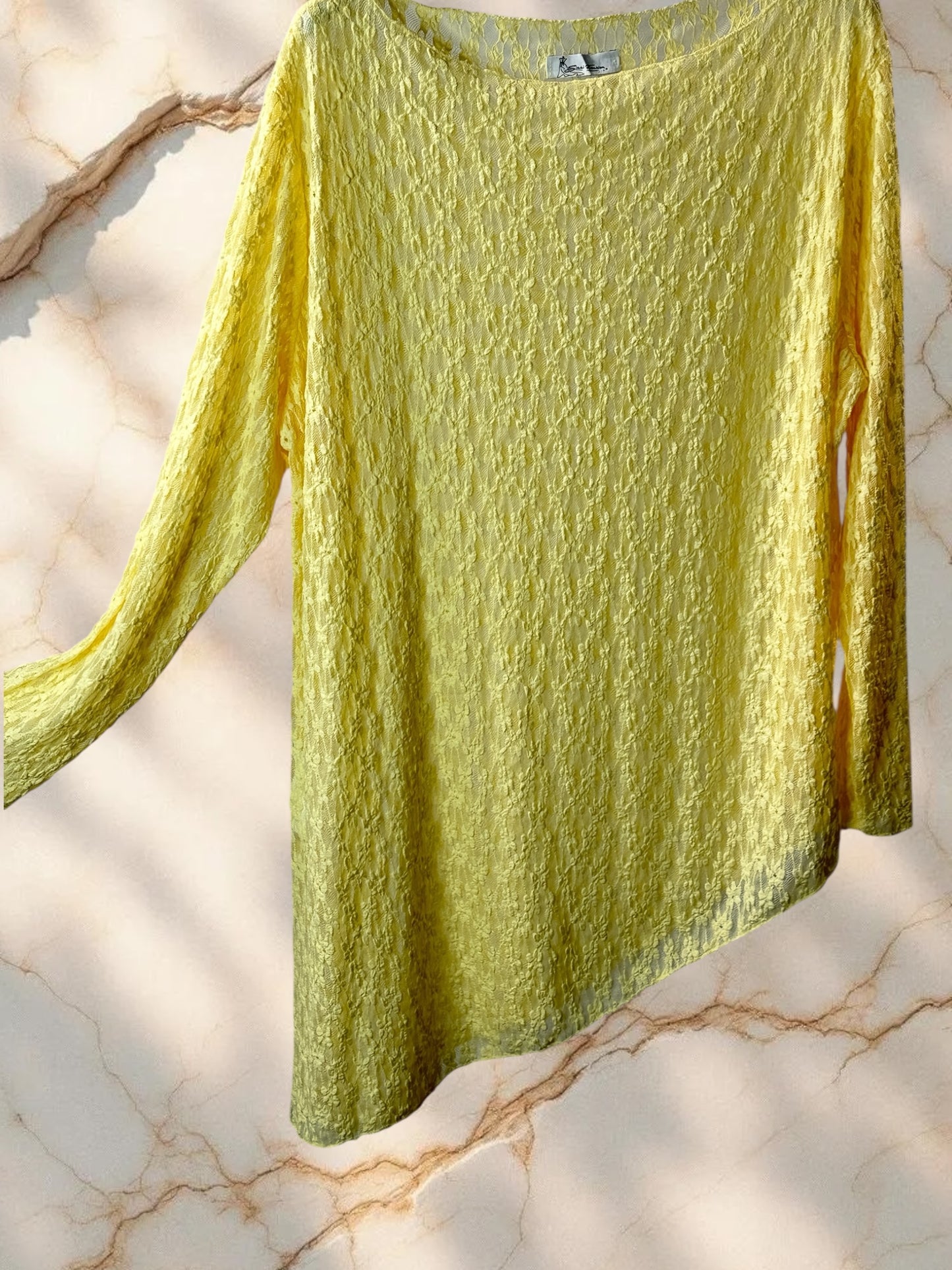 LOLA - TOP ASYMETRIQUE EN DENTELLE JAUNE TAILLE 46/48 A 56